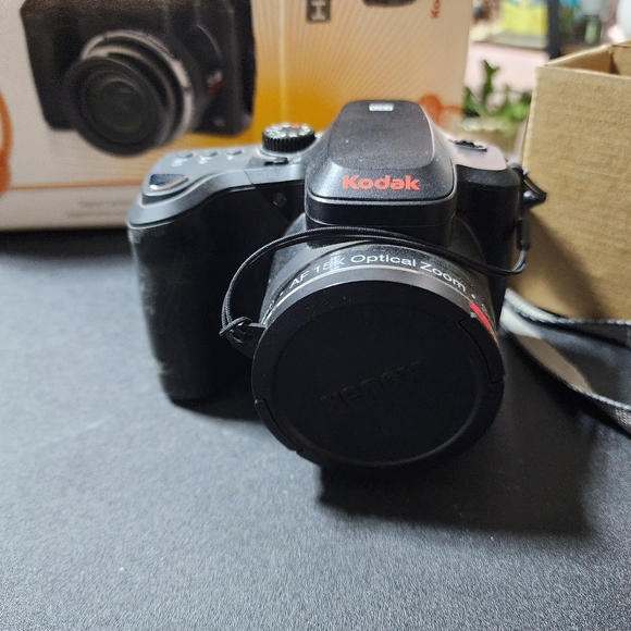 KODAK EUC EASY SHARE Z1015 IS DIGITAL CAMERA 10MP - Picture 2 of 10